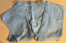 Laden Sie das Bild in den Galerie-Viewer, Devided Jeans Hose Gr.40
