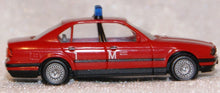 Laden Sie das Bild in den Galerie-Viewer, BMW 520i Limousine Feuerwehr Flughafen München rot Wiking
