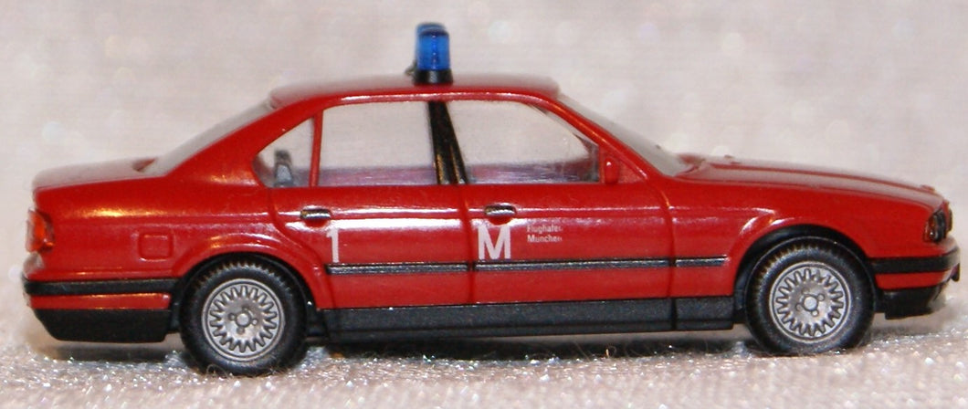 BMW 520i Limousine Feuerwehr Flughafen München rot Wiking