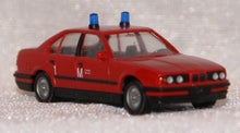 Laden Sie das Bild in den Galerie-Viewer, BMW 520i Limousine Feuerwehr Flughafen München rot Wiking

