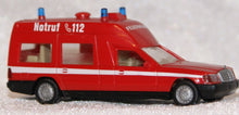 Laden Sie das Bild in den Galerie-Viewer, Mercedes-Benz 250 D Binz KTW Feuerwehr rot Wiking
